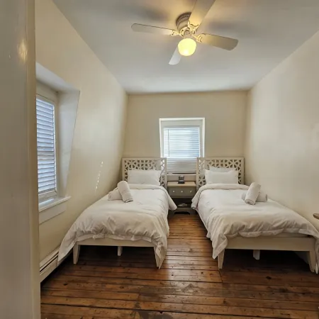 Alice Pet-Friendly Downtown Newport Rental with Parking