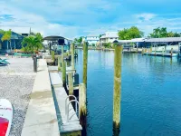 Charming 2-bedroom waterfront townhome with WiFi, AC Hot Tub and dock Hotele w: Matlacha