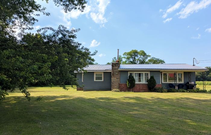 Superb 3-bedroom, 2 bath house on lake erie. 2 min drive to Barcelona Harbor!