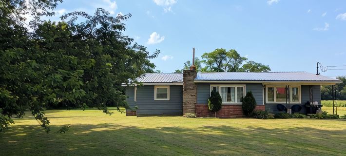 Superb 3-bedroom, 2 bath house on lake erie. 2 min drive to Barcelona Harbor! Hotels in Chautauqua County