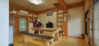 Gyeongju Cheonnyeon Hanok Pension - 家庭旅館