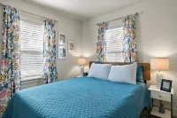 M2 -Relaxed Beach Stay • Fenced Yard, Fire Pit & 2 Living Areas, Pets Welcome - Wifi