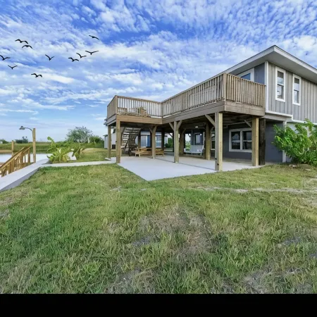 Charming canal front 3-bedroom house with WiFi, AC in tranquil Rockport.
