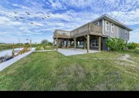 Charming canal front 3-bedroom house with WiFi, AC in tranquil Rockport. - 4성급