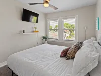 Charming 2BD W/ Parking 15 Mins from Downtown