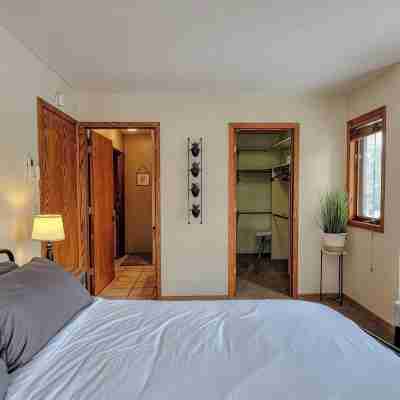 Breezy Hills - Unit 2; Lake Bemidji, King Bed, Kayaks, PB Trail Private Access Rooms