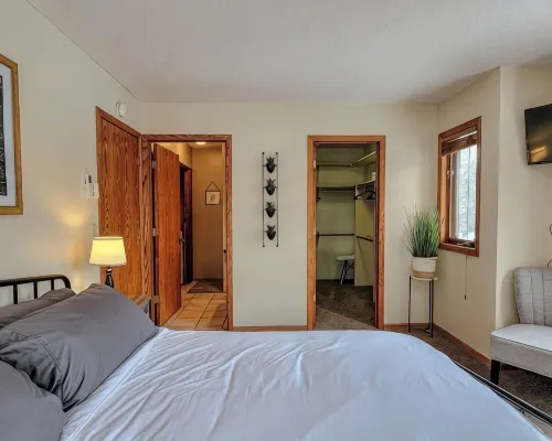 Breezy Hills - Unit 2; Lake Bemidji, King Bed, Kayaks, PB Trail Private Access فنادق في بيميدجي
