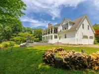 NEW Spectacular Views & Private space on a Scenic Mountain 40ft Salt Water Pool Hotels in Esopus