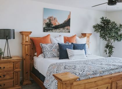 Canyon Rest! Sleeps 10, Pool, Private Patio/Hottub