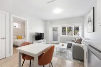 Cozy & Convenient · 2 Mins from SkyTrain · Central Location - Bungalow