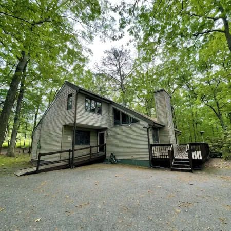 3-bedroom house in serene Saw Creek Estates with WiFi, AC, access to pools, lake