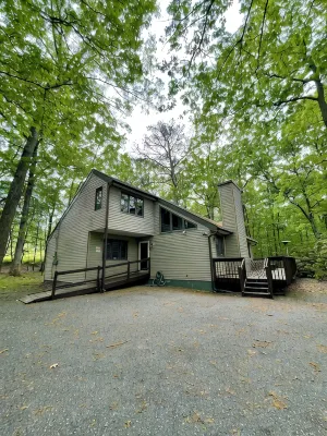 3-bedroom house in serene Saw Creek Estates with WiFi, AC, access to pools, lake