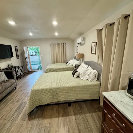 Modern 2 bed cabin 2 miles from Lake Nimrod and within 30 mins of 4 state parks
