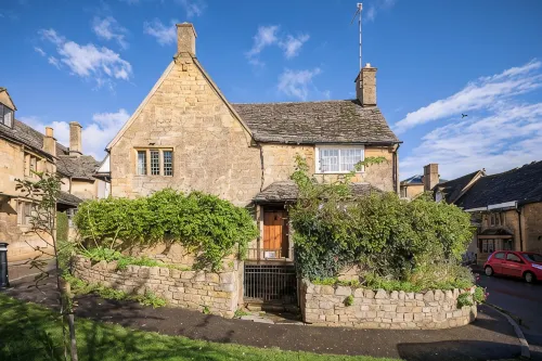 Grade II Listed Cotswolds Self Catering Accommodation. VisitEngland - 4-Star