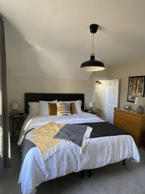 King beds, central location, entire house. Perfect for family gathering! - ห้องครัว