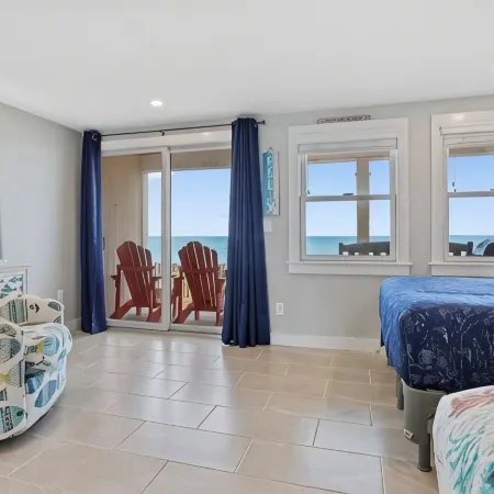 DIRECT OCEANFRONT YEAR ROUND!!! PRIVATE BEACH 2bedrm/2bath sleeps 6 park/4 cars
