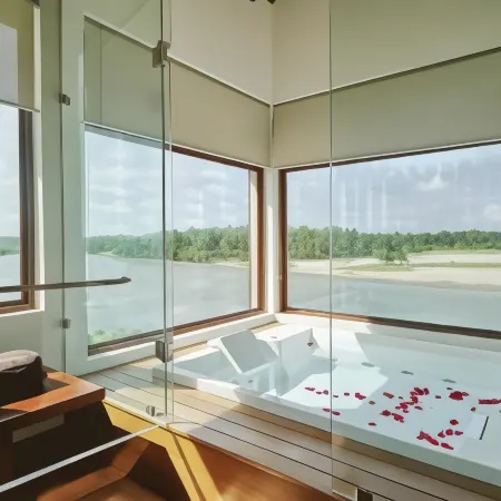 Amaranthe Bay Resort & Spa