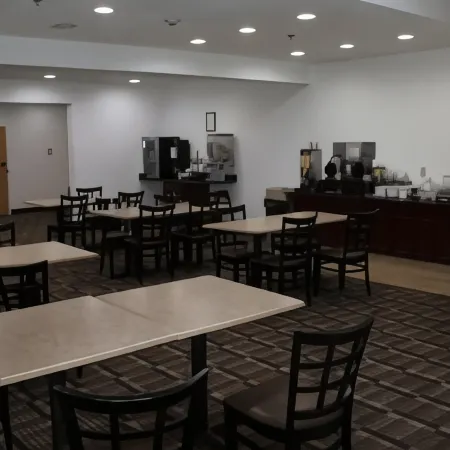 Super 8 by Wyndham Cedar Falls IA - University