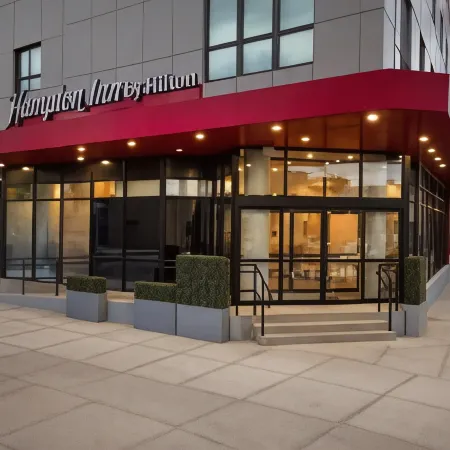 Hampton Inn Long Island City NY Отели рядом с достопримечательностью «Сотбис»