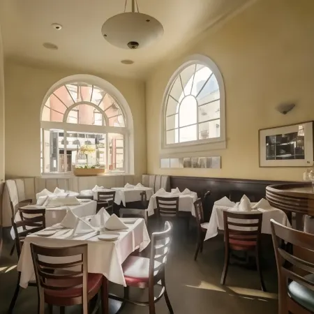 The Andrews Hotel Отели рядом с достопримечательностью «Мост Золотые Ворота»
