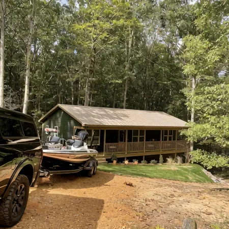 Cozy cabin in the woods.   Close to boat ramp.  Shared 5 bay boat storage