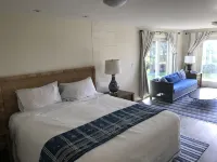Ultimate relaxation at the beach and conservation land, completely renovated - Hot Tub