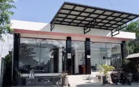 Ashofa Syariah Hotel - parking