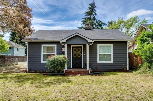 Charming 2 bedroom house, 1 mile from U of O and 7 minute walk to DT Eugene.