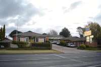 Deer Park Motor Inn Armidale - parking