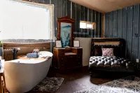Cozy 40 Acre Homestead Cabin w/ 360 Views + Soaker Tub! - Alppimaja