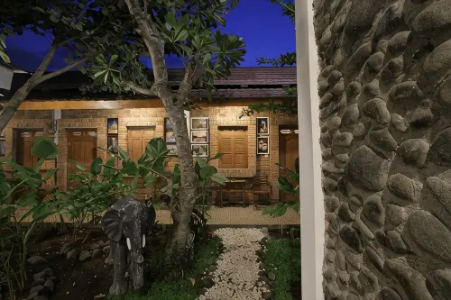 Ndalem Bebekan Guesthouse - parking