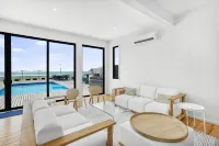 Oceanfront renovated home in FI Pines, stunning views & spacious outdoor oasis