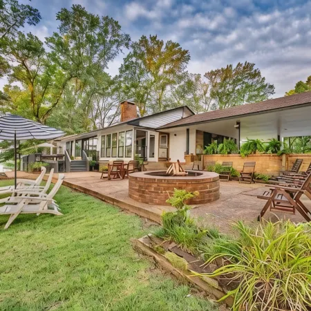 》Stunning Memphis Lake Front Home/Lakeview Escape w/ Spacious Layout!《