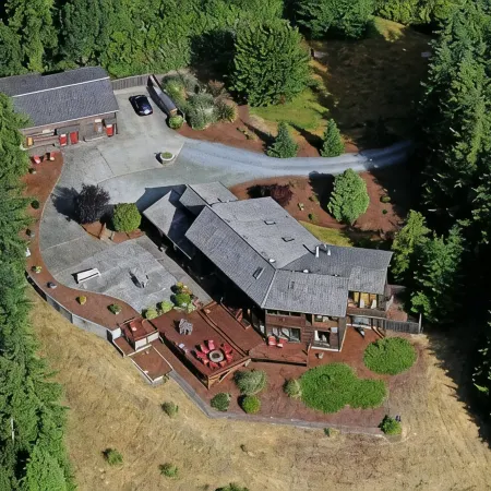 Golfer's Heaven Lodge: Deck, Mtn Views & Putting Green, 8 Min to Bandon Dunes