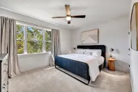 Lux Haus Bentonville, Momentary Views & Bike Trail Hotéis em 