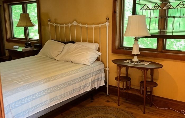 Cozy lake cabin with your own private dock. Secluded lot close to the city!