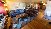 Rustic Cabin Bordering the Pines, Less than 1mi to DT Square - Bungalows