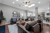 Walk to Magnolia • 2 Minutes to Baylor • Huge Private Balcony • King Beds - 4-Star