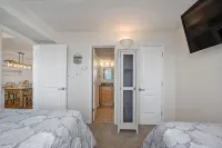 Stunning Top-Floor Oceanfront Condo! Pools & New Step in Shower and More! - Balkoner