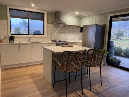 Q1 on Crestview, Adorable 1 Bedroom Farm Stay Cabin - บังกะโล