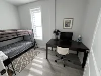 The Merlot, minutes to Niagara's Falls, 3 bedrooms with Hottub and Sauna - Bungalows