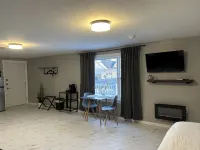 Chapel Suites - Deluxe King Suite - Homestays