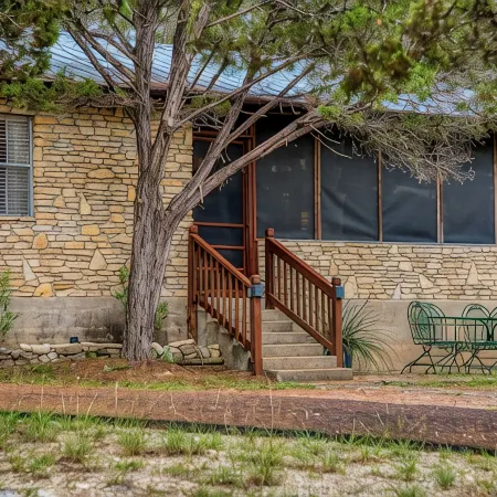 Charming 3-bedroom cabin with WiFi, AC in serene Wimberley