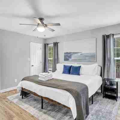Cozy Modern Home - Sleeps 8 - Wake Forest + Hospital Rooms