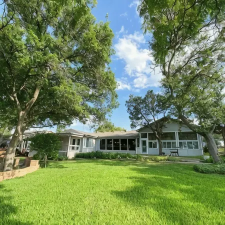 Lakefront fun for 14+pets w/game room deck sunsets