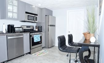 Modern Beachside Space - Near Boston/Airport/Train