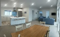 Brand new Holiday Home 400m From Beach - Homestays