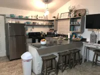 PET FRIENDLY MAIN STREET LOFT, WALKING DISTANTANCE TO OLD TOWN TOMBALL - Homestays