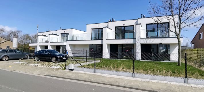 Getting a breath of fresh air by the sea between Bredene and De Haan ブレーデネのホテル