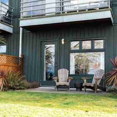 Goodview Suite - licensed waterfront studio with a fireplace and patio Hotel Exterior